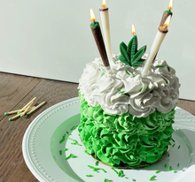 Cargar imagen en el visor de la galería, 420 Novelty Blunt and Cannabis Leaf Cake Candles